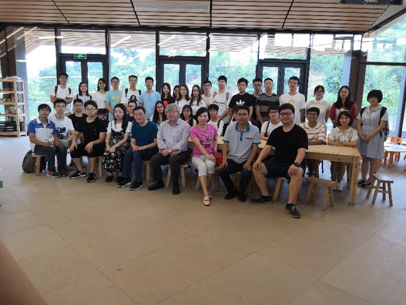 浙江大學材料學院師生于浙創(chuàng)3D產業(yè)園中開展課題報告